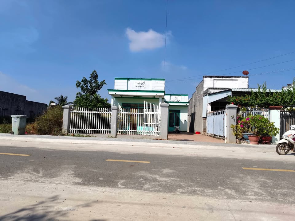 Nhà và đất mặt tiền 10m tại xã Tân Châu, Tây Ninh - Giá 2 tỷ, đầu tư sinh lời!