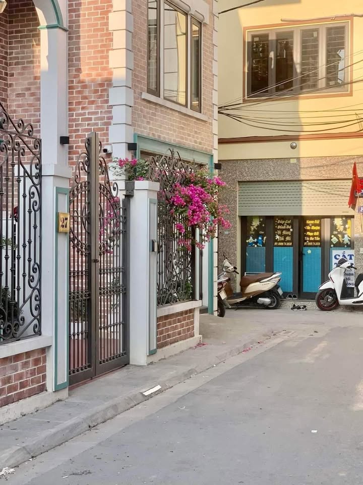 Nhà phố Đức Giang 122m² giá 9.8 tỷ - Ô tô đỗ cửa, an ninh tốt!