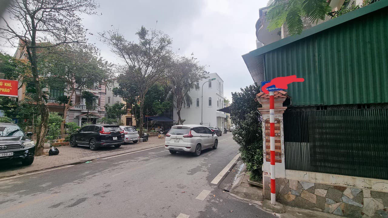 Bán đất tặng nhà 2 tầng tại Gia Thụy, Long Biên - Chỉ 8.3 tỷ!