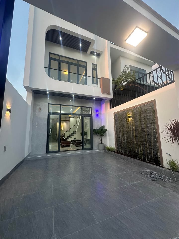 Nhà lầu Phong Nẫm, Phan Thiết 100m² giá 2.2 tỷ - Nhà mới, thiết kế hiện đại!