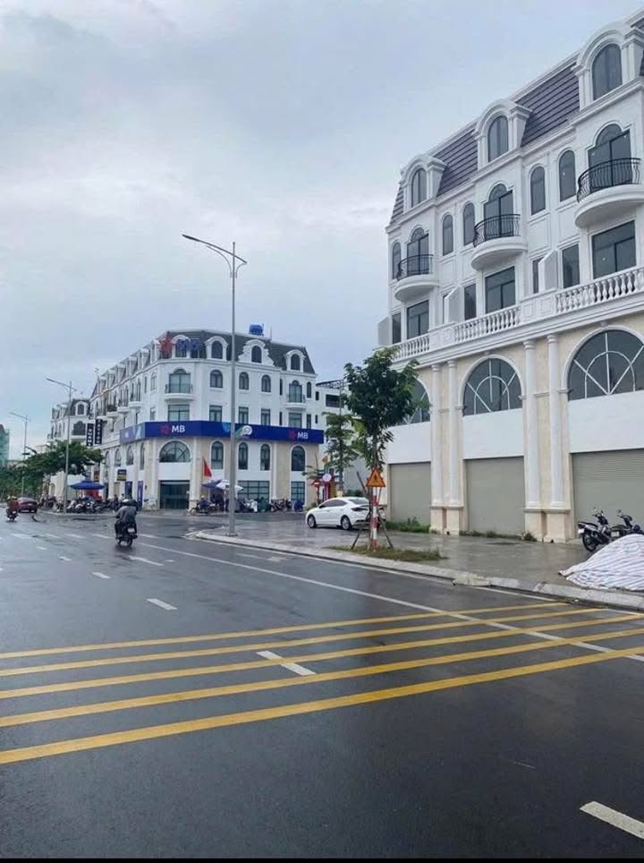 Nhà phố mặt tiền Đại lộ Đông Tây, TP. Bến Tre 100m² giá 9.95 tỷ - Đầu tư sinh lời hấp dẫn!