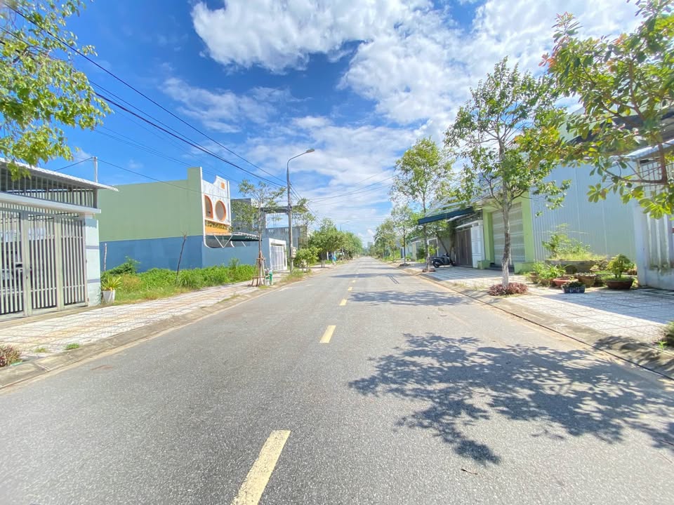 Đất nền Khu dân cư Thạch Bích Quảng Ngãi 100m² giá 1.65 tỷ - Sổ đỏ chính chủ, thương lượng tốt!
