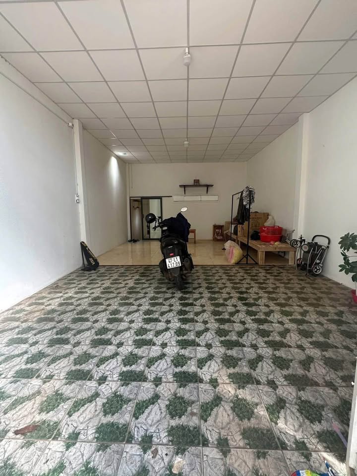 Nhà hẻm Nguyễn Xuân Nguyên, Buôn Ma Thuột 95m² giá 2.3 tỷ - Sân ô tô, an ninh tốt!