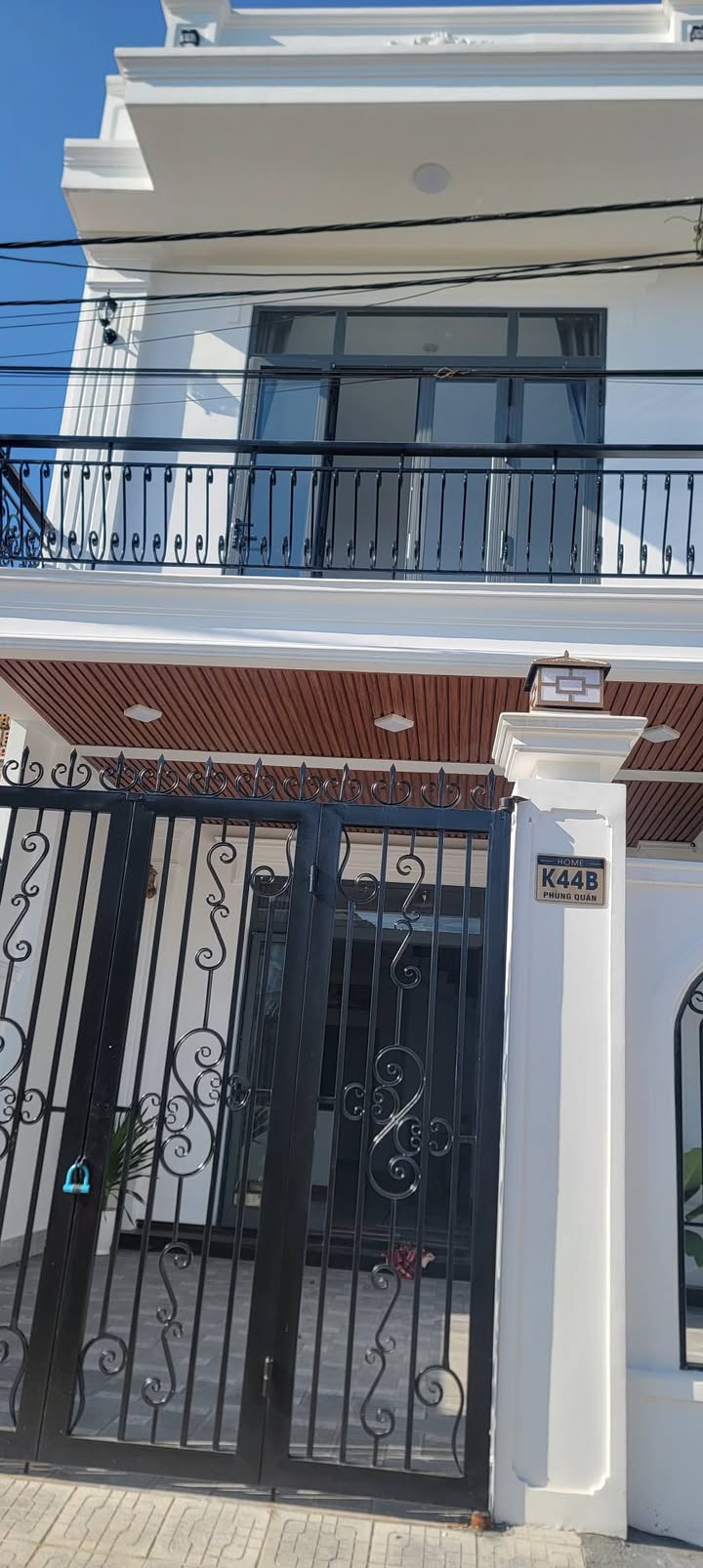 Nhà 2 tầng Tân cổ điển kiệt 44 Phùng Quáng, Thủy Dương, 82m² giá 2.85 tỷ - Full nội thất, ô tô vào tận nơi!