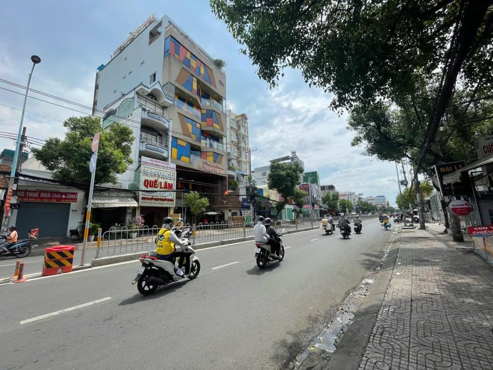 Nhà mặt tiền Lê Văn Quới, 100m² giá 17.8 tỷ - Kinh doanh sầm uất!
