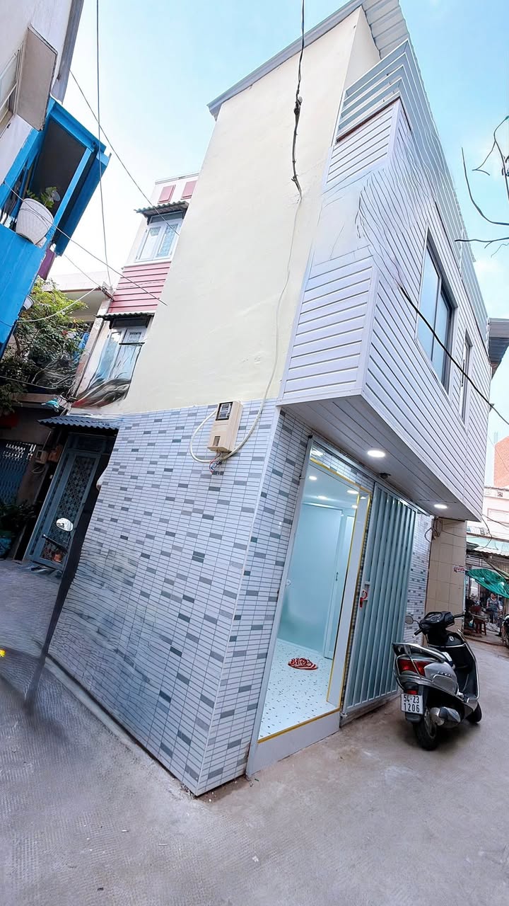 Nhà Bán Quận 4 - Lô Góc Bến Vân Đồn 8.6m² giá 1.65 tỷ - Chính chủ, nội thất đầy đủ!