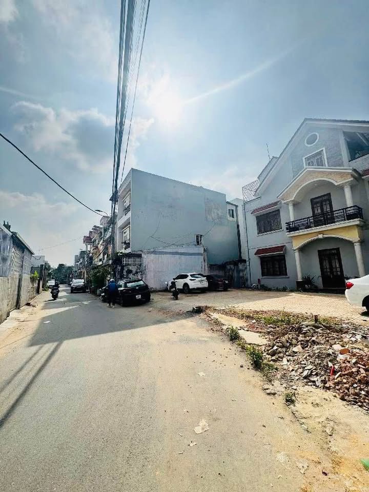 Nhà phố Thủ Đức 90m² giá 9 tỷ - Đường ô tô tránh, vị trí đắc địa!