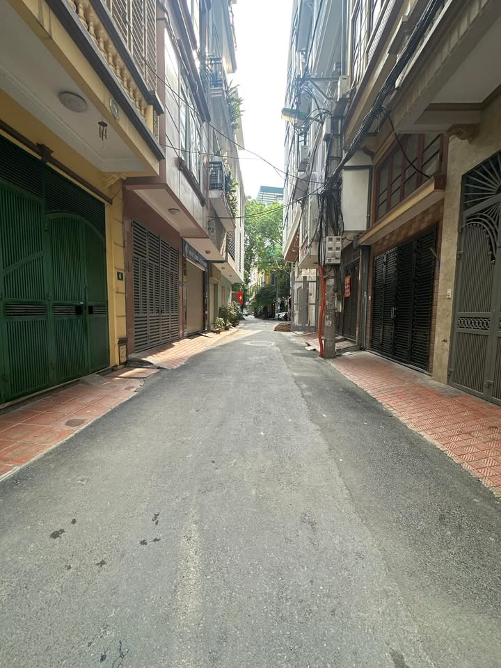 Nhà riêng Hoàng Quốc Việt 52m² giá 18 tỷ - Dân trí cao, ô tô tránh