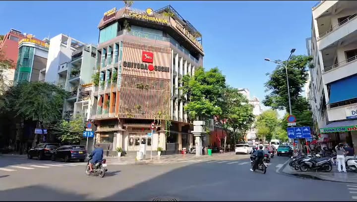 Bán Tòa nhà Góc 2MTĐ Lê Thánh Tôn, Quận 1, 149m² - Dòng tiền cao cấp, đầu tư sinh lời!