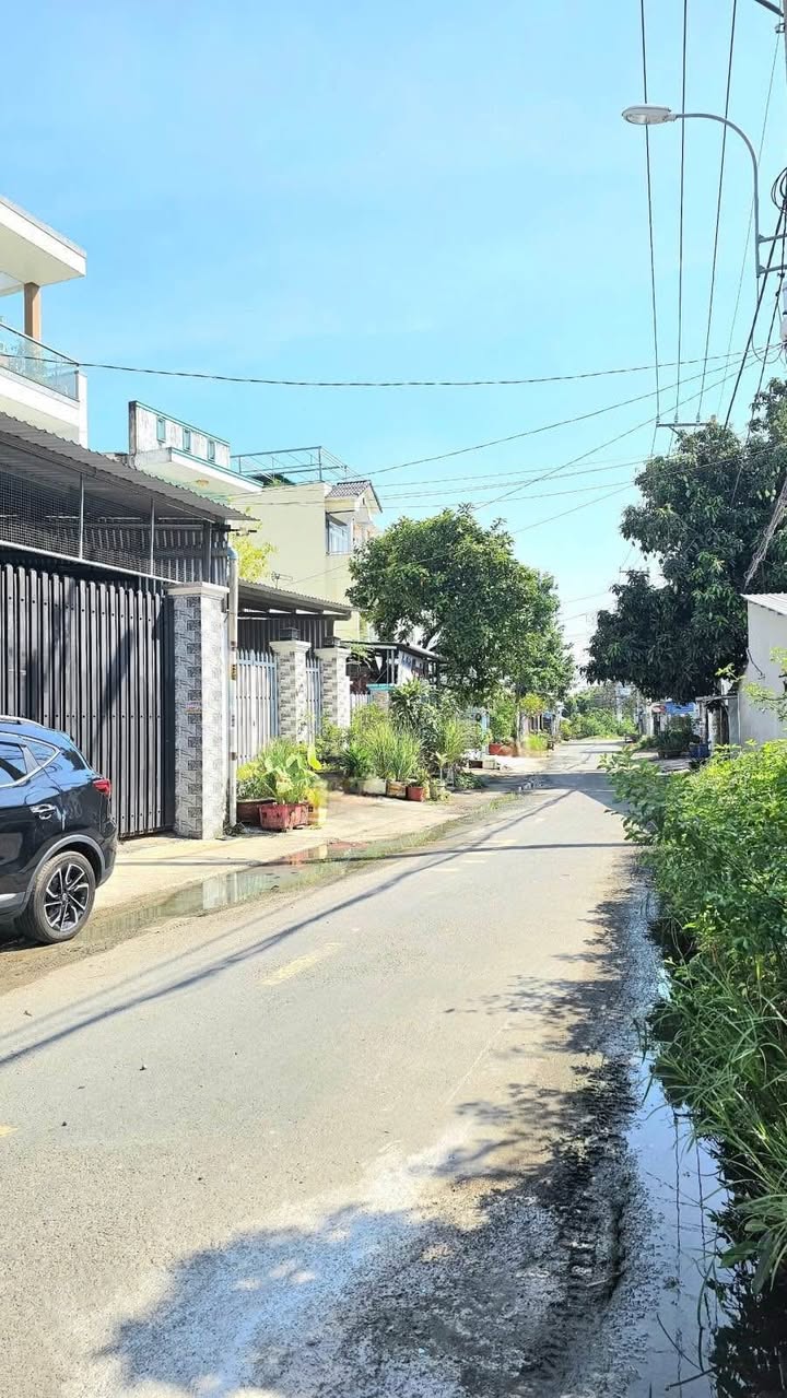 Nhà Hóc Môn 126m² giá 4 tỷ - Bán gấp, hướng Đông thoáng mát!