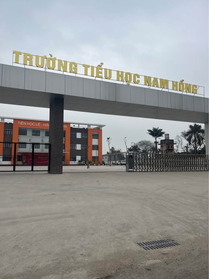 Nhà 3 tầng ở Đông Anh 4m² - Sổ đỏ chính chủ, ô tô vào tận nhà!