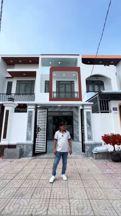 Nhà bán Cần Đước, Tây Ninh 108m² giá 2.15 tỷ - Sổ hồng chính chủ, khu dân cư đông đúc!