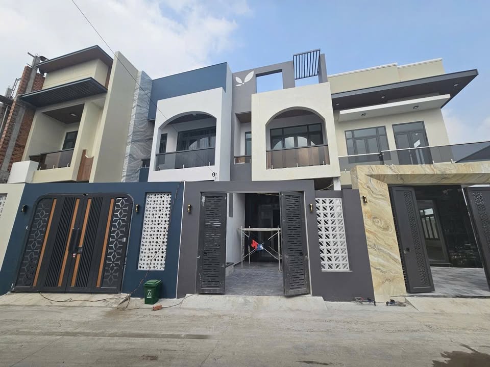 Nhà gấp Bình Chánh 110m² giá 2.75 tỷ - Sổ hồng chính chủ, gần chợ và khu công nghiệp!