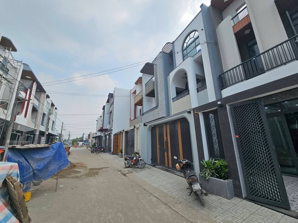 Nhà riêng Cần Đước 125m² giá 2.99 tỷ - Sổ hồng riêng, gần chợ và khu công nghiệp!