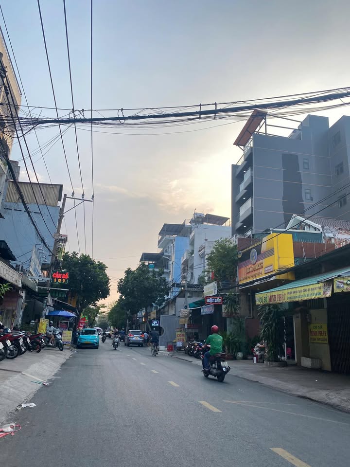 Nhà mặt tiền đường Khuông Việt, quận Tân Phú 133m² giá 15.5 tỷ - Vị trí đắc địa, kinh doanh sầm uất!