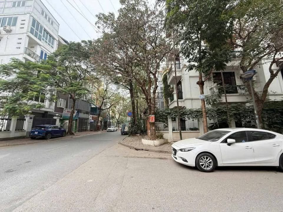 Nhà phố KĐT Văn Quán 500m² giá 35 tỷ - Lô góc 3 mặt thoáng, nội thất sang trọng!
