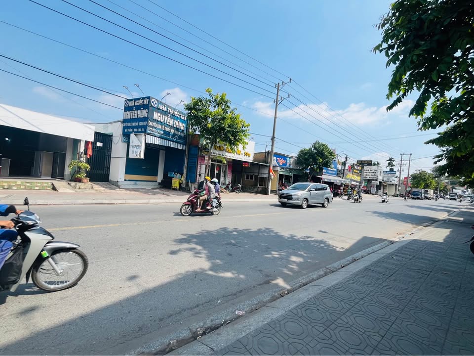 Bán gấp FrontHouse tại Trần Hưng Đạo, Dĩ An 258.5m² - Giá 13.5 tỷ, thương lượng