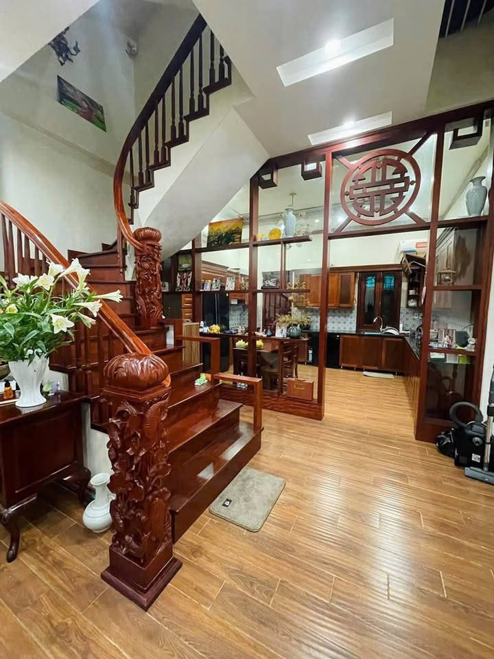 Nhà 3 tầng đường Long Vỹ, 65m² giá 11 tỷ - Sổ đỏ chính chủ, tặng nội thất