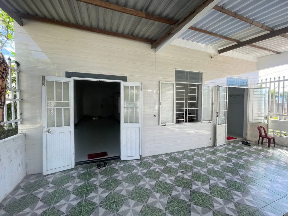 Nhà riêng hẻm Linh Trang, Tuy Phong 135m² giá 980 triệu - Sổ đỏ chính chủ, gần biển!