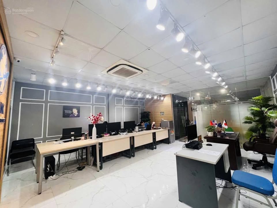 Văn phòng cho thuê tại 440 Nguyễn Trãi, Thanh Xuân 100m² giá 13,5 triệu - Tiện nghi hiện đại, sẵn sàng làm việc!