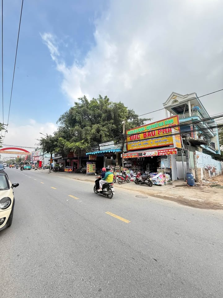 Nhà mặt tiền kinh doanh Dĩ An 250m² giá 13.75 tỷ - Đầu tư sinh lời ngay!