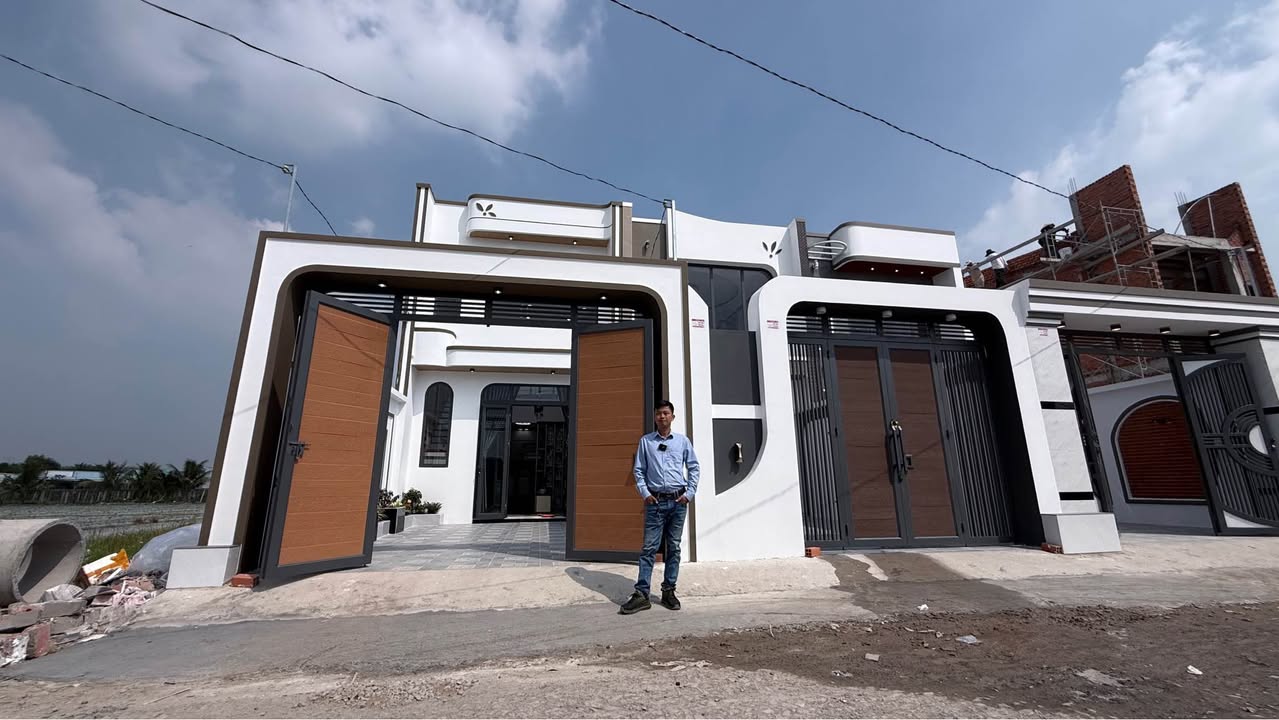 Nhà cấp lửng 3 PN tại Cần Giuộc, Long An, 108m² giá 2.26 tỷ - Sổ đỏ chính chủ, đầy đủ nội thất!