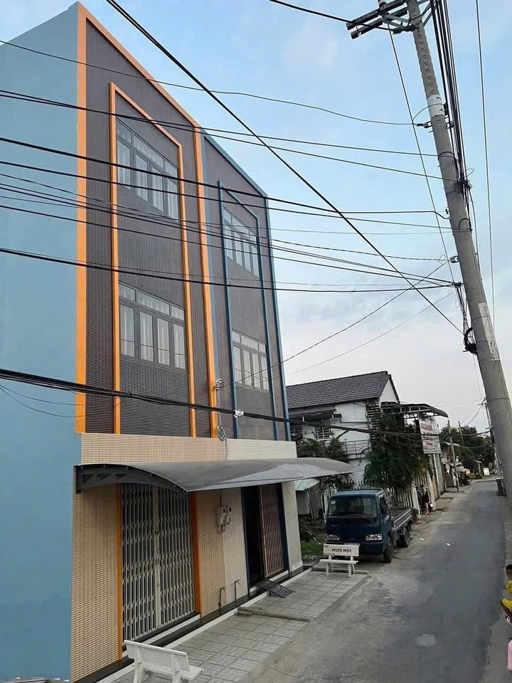 Nhà phố 1 trệt 2 lầu đường Trần Hưng Đạo, Long Xuyên 52.8m² - Nội thất đầy đủ, giá chỉ 2 tỷ!