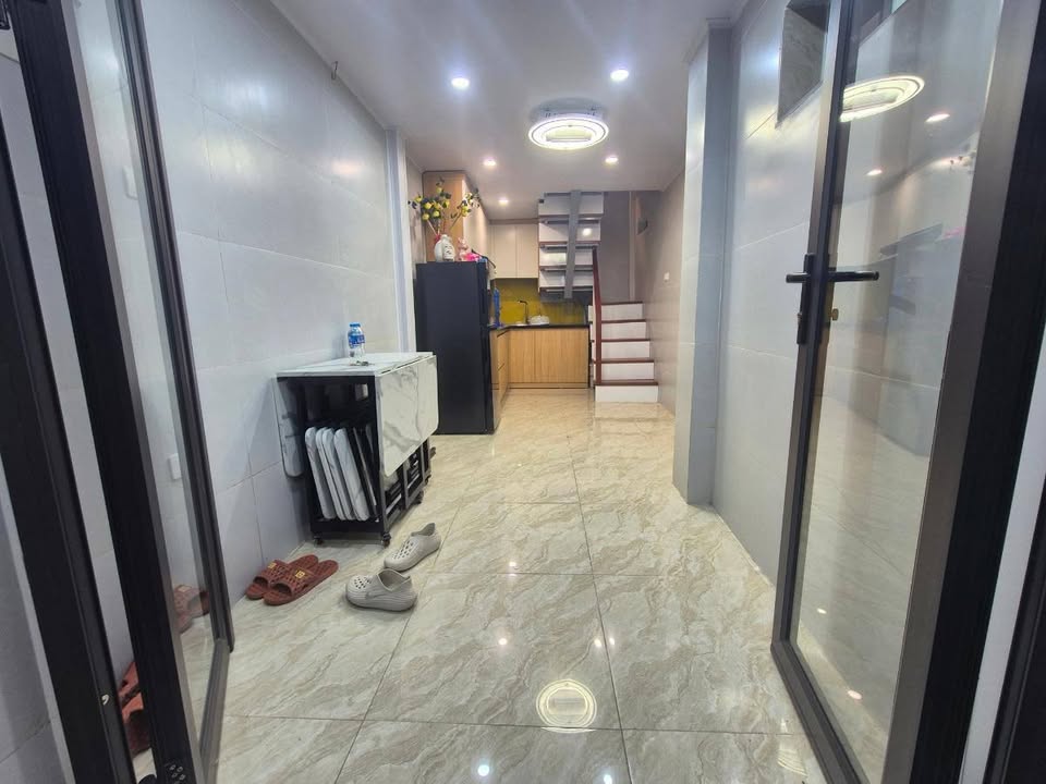 Nhà ngõ Quỳnh, Hai Bà Trưng 14m² giá 4.7 tỷ - 3 mặt thoáng, sổ đỏ chính chủ!