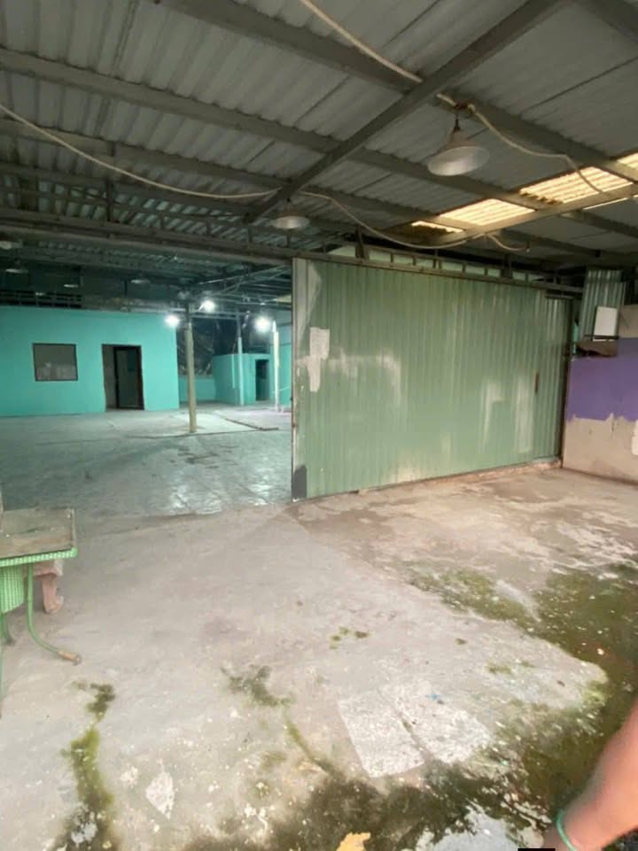 Kho cho thuê Hóc Môn 200m² giá 6 triệu - Xưởng trống suốt, đường xe tải vào thoải mái!