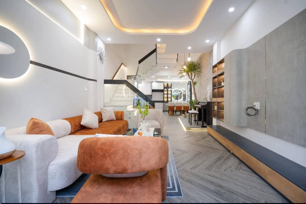 Nhà 3 Tầng Mới Xây Đẹp Mặt Tiền Đường Ca Văn Thỉnh, Đà Nẵng - Giá Chỉ 10 Tỷ!