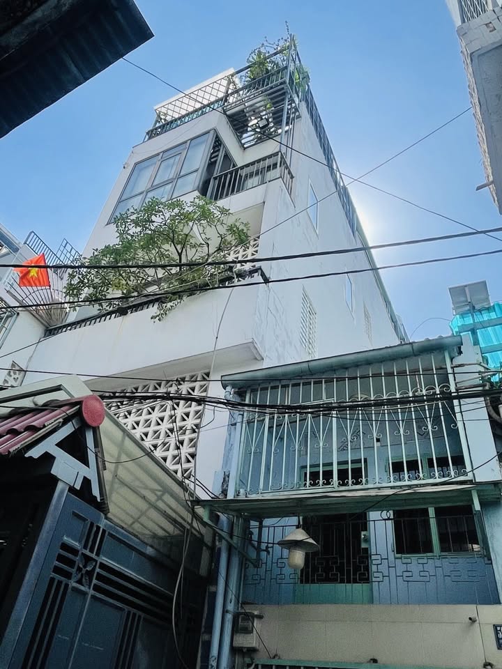 Nhà phố Cách Mạng Tháng 8 Q.10 32m² giá 5.2 tỷ - Vị trí trung tâm tiện lợi!