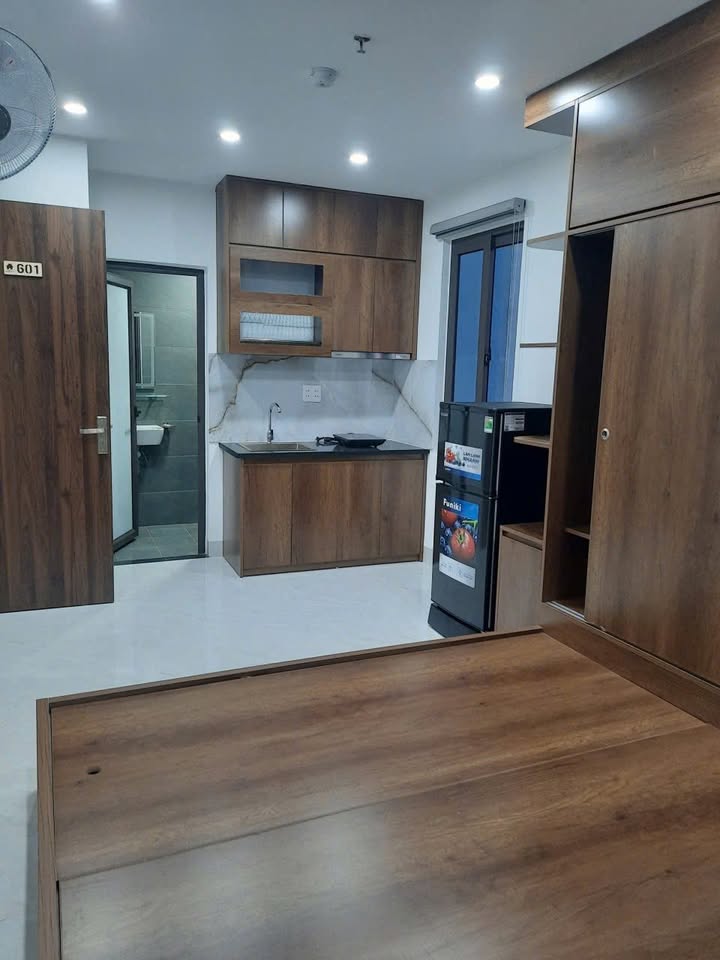 Phòng/Studio cho thuê tại Đê La Thành Đống Đa - Ban công thoáng, full đồ