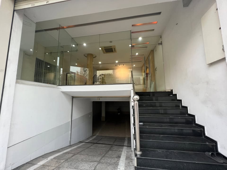 Mặt bằng kinh doanh cho thuê tại quận Phú Nhuận 90m² - Lối đi riêng, diện tích lớn!