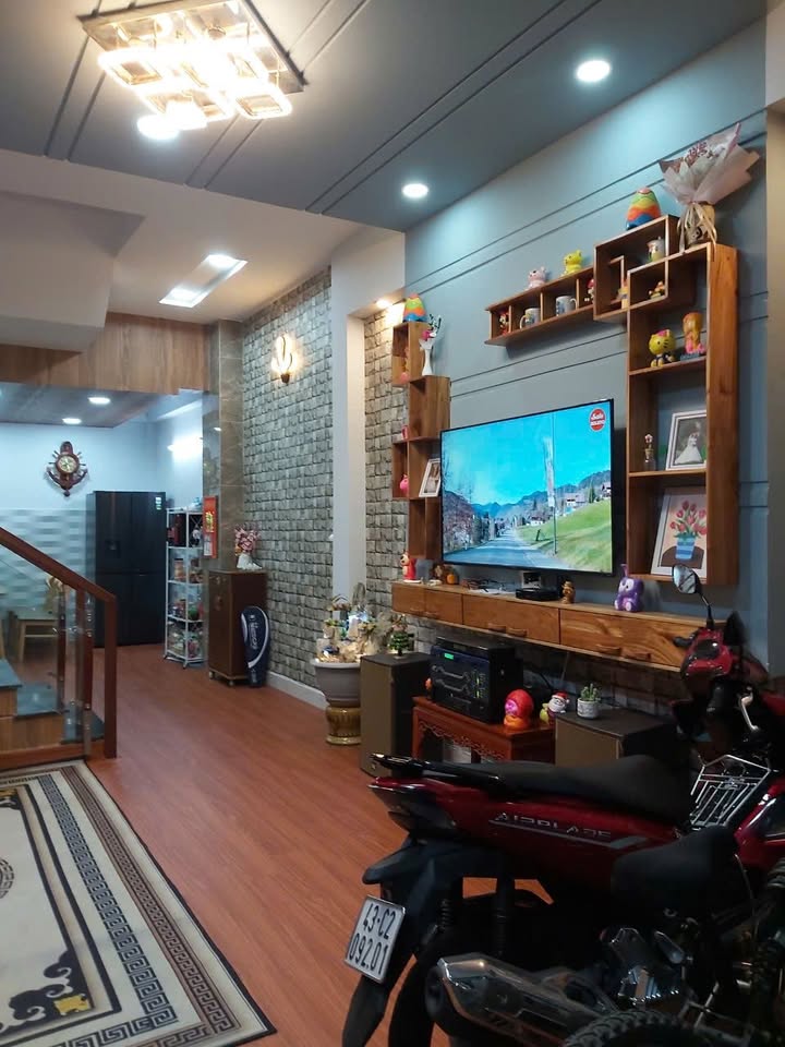 Nhà 3 tầng đường Tiểu La, 68m² giá 5.7 tỷ - An ninh tốt, ô tô đậu thoải mái!