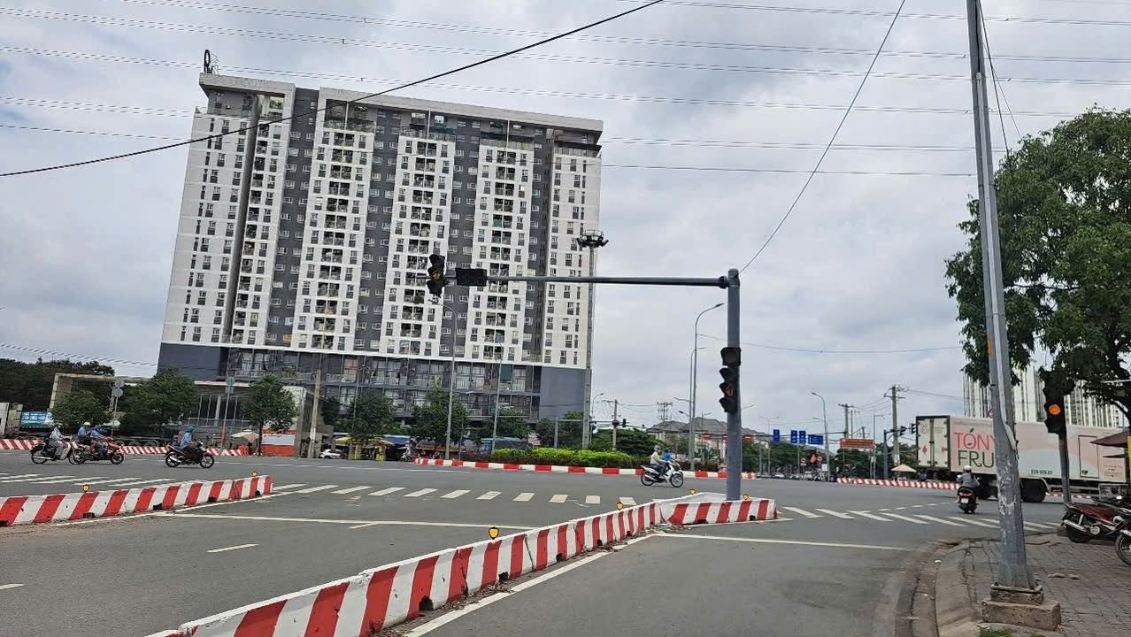 Nhà 3 tầng Phú Hữu Thủ Đức 150m² giá 5 tỷ - Thiết kế hiện đại, đầy đủ công năng!