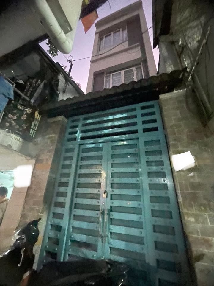 Nhà 3 Tầng Bến Vân Đồn Q.4 24m² giá 3,7 tỷ - Vị trí trung tâm thuận tiện!