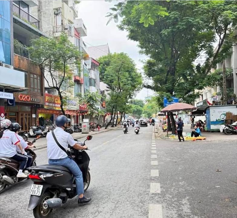 Nhà mặt phố Ngô Gia Khảm Long Biên 61m² giá 9 tỷ - Cơ hội hiếm có!