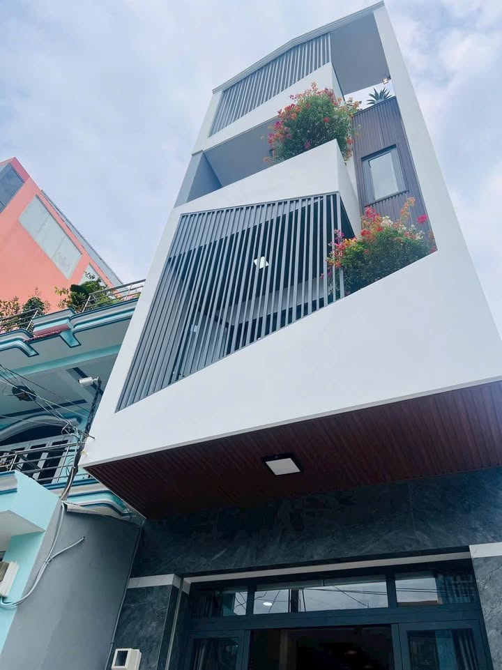 Nhà góc 2 mặt tiền Lý Thường Kiệt, Q11 - Diện tích 105m² - Gần trung tâm, an ninh tốt!