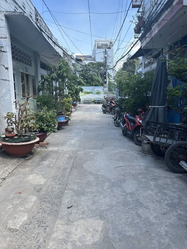 Nhà Gò Vấp 102m² giá 6.5 tỷ - Hẻm kinh doanh sầm uất gần chợ Xóm Mới!