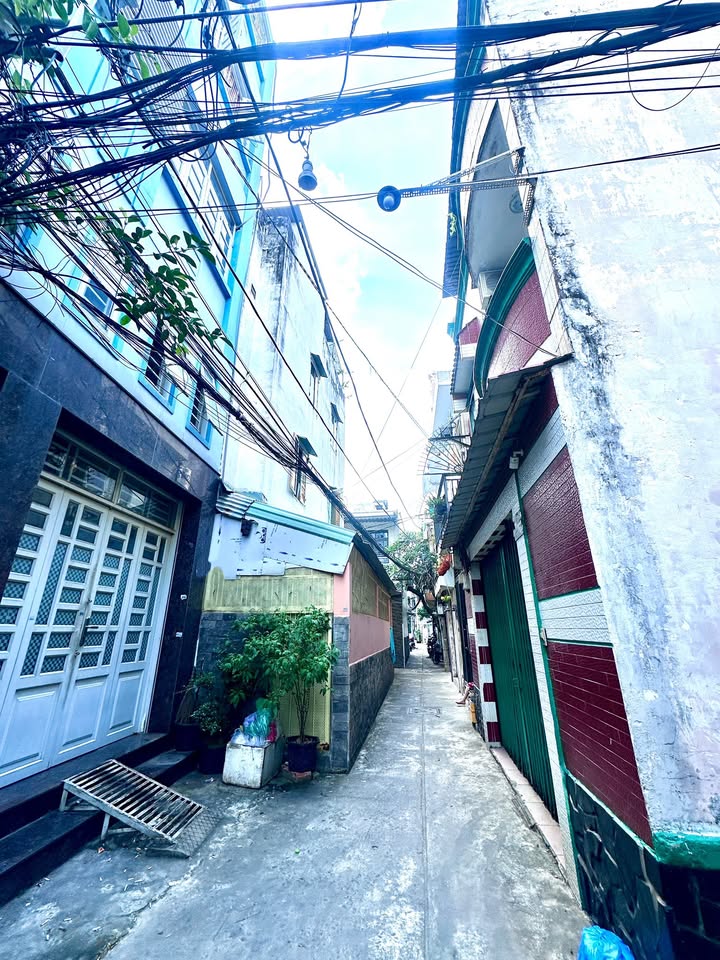 Nhà 2 tầng Lạc Long Quân 35m² giá 2 tỷ - Sổ hồng riêng, tiện ích đầy đủ!