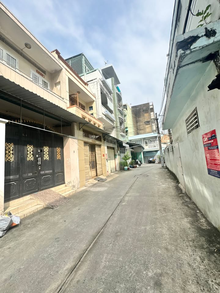 Nhà 2 tầng Lạc Long Quân, Q11, 62m² giá 10.5 tỷ - Hẻm xe tải thông thoáng!