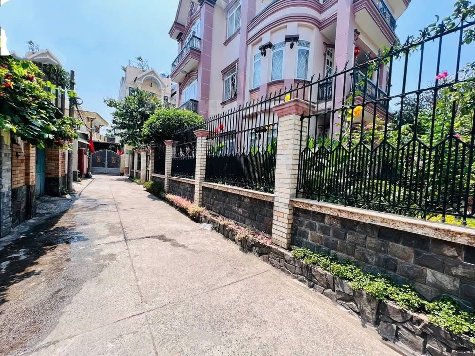 Biệt thự sân vườn 2 tầng Thủ Đức 212m² giá 12.7 tỷ - Sân đậu ô tô rộng rãi!