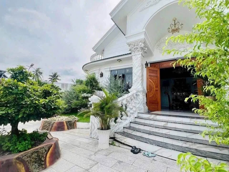 Biệt thự cao cấp mặt tiền QL60 Châu Thành Bến Tre 1251m² giá 22 tỷ - Thích hợp nghỉ dưỡng!