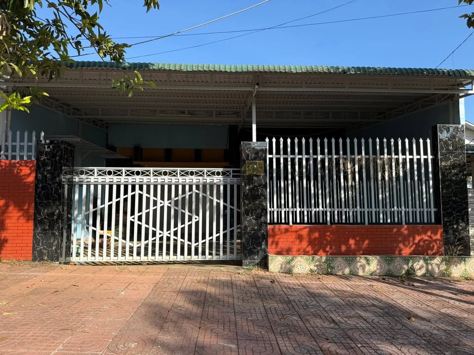 Nhà bán gấp Khu TĐC Đắk Nia, 240m² giá 2.88 tỷ - Vị trí trung tâm, tiện ích đầy đủ!