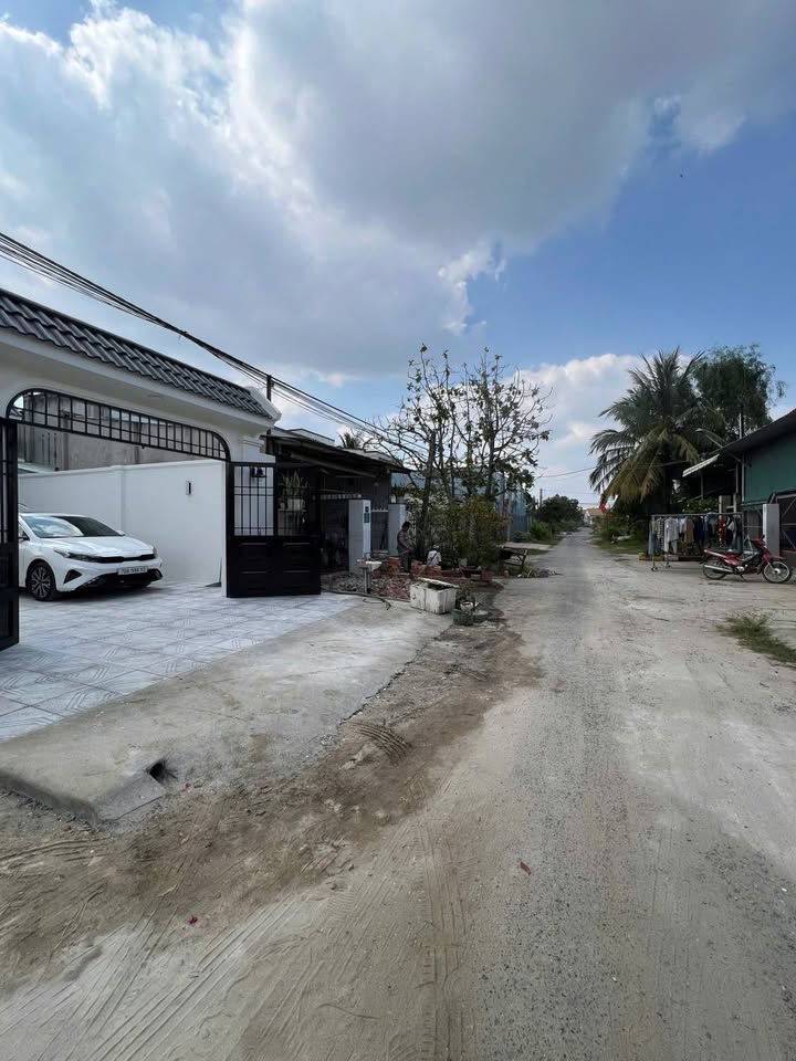 Nhà phố Long Hoa Tây Ninh 178m² giá 2.35 tỷ - Thiết kế hiện đại, nội thất sang trọng!