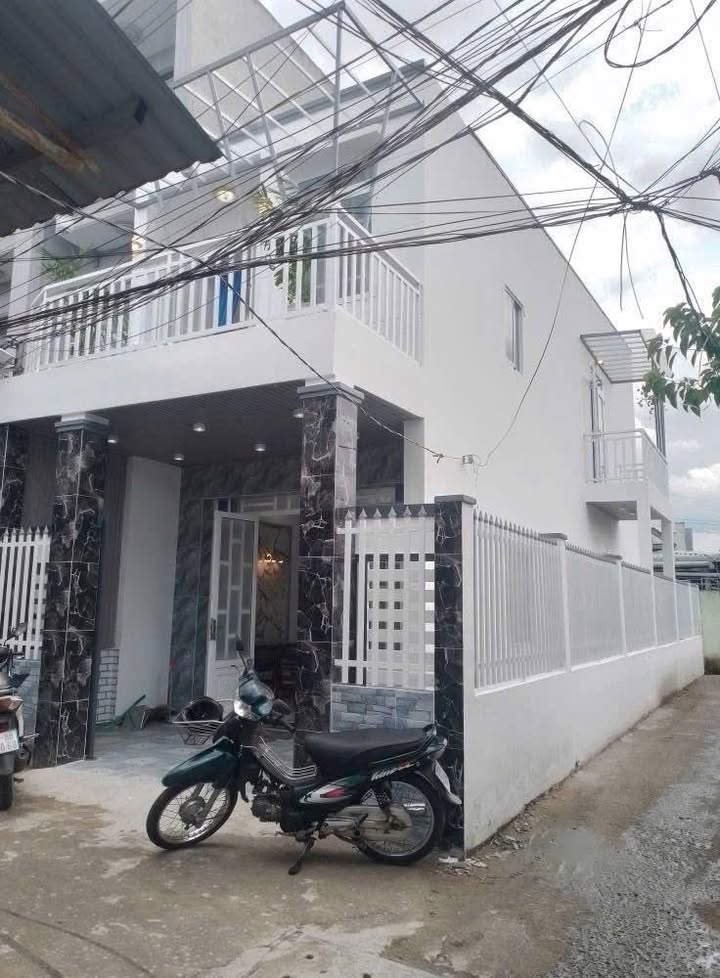 Nhà lầu 85m² tại Tân Kim - Cần Giuộc, giá 2.4 tỷ - Khu dân cư đông đúc, tiện ích đầy đủ!