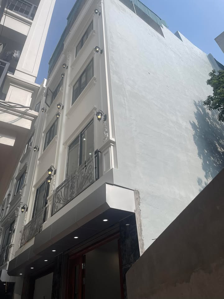 Nhà mặt phố Phạm Văn Đồng, Bắc Từ Liêm, 35m² giá 8 tỷ - Kinh doanh nhỏ, sổ đẹp!