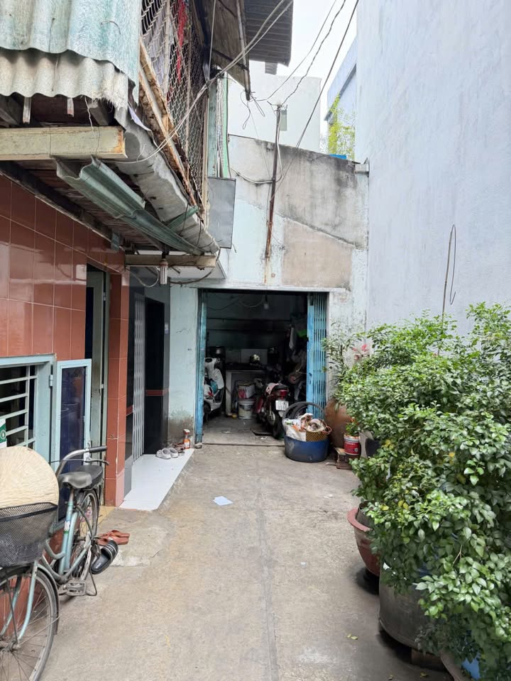 Nhà 2 tầng Lạc Long Quân, quận 11, 24m² giá 2.5 tỷ - Sổ hồng riêng, hoàn công đầy đủ!