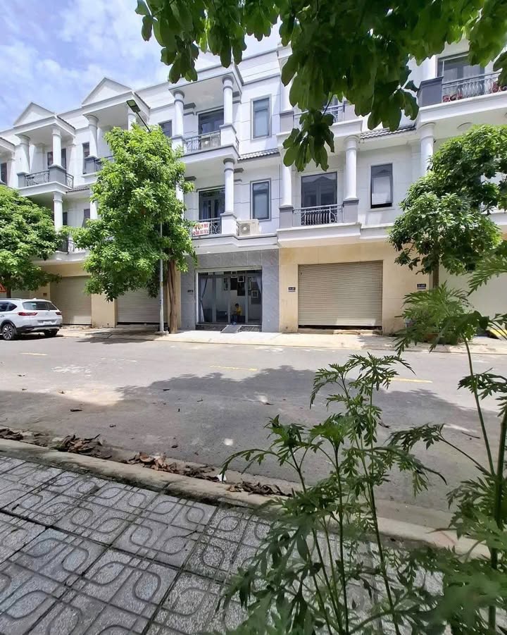 Nhà phố Tân Uyên 80m² giá 2 tỷ - Bán gấp giá đầu tư!