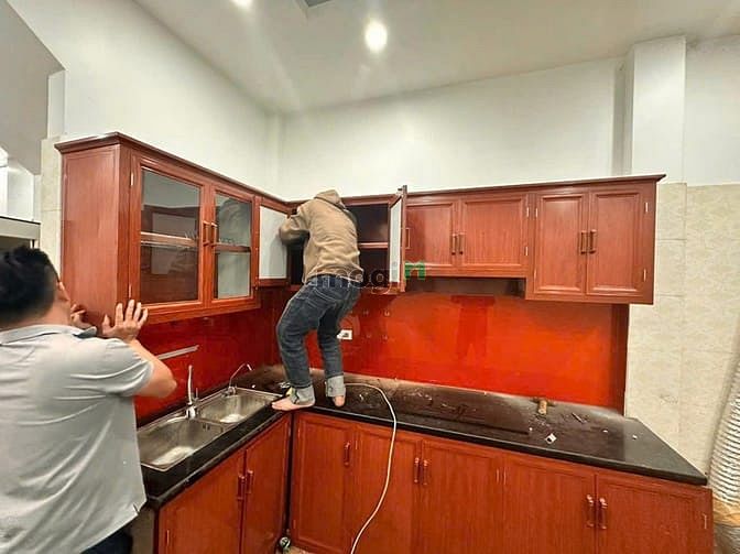 Nhà cho thuê ngõ 33 Chùa Láng 400m² giá 28 triệu - Ô tô đỗ cửa, tiện ích đầy đủ!